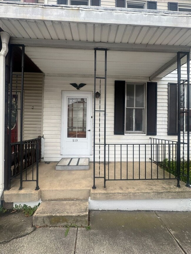 Building Photo - 4 Bedroom 2 Bath House, Yard-Halifax