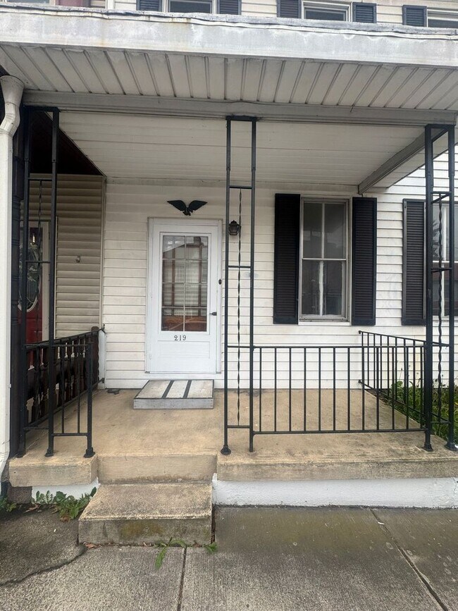Foto del edificio - 4 Bedroom 2 Bath House, Yard-Halifax
