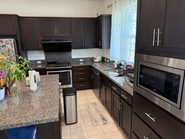 Foto del edificio - Wallis Ranch Gated Community 3 Bed + Loft / 2.5 Bath Two Story, Community Pool, Gym, small pets OK