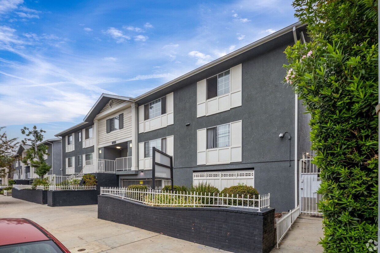 Primary Photo - 6651 Haskell Ave