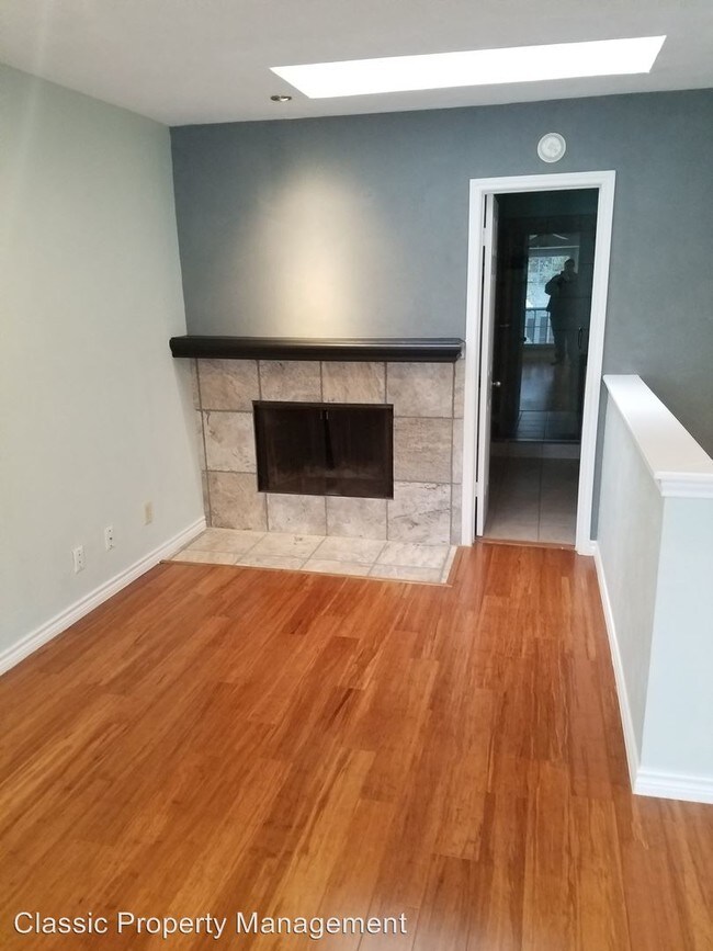 Building Photo - 821 Pavillion St