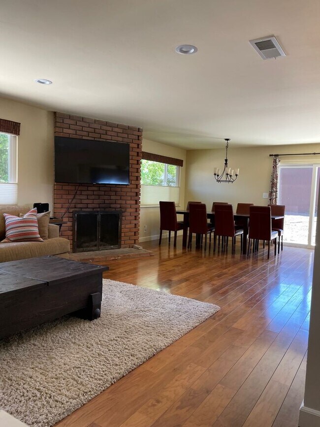 Building Photo - 2 Story Home on Corner lot, Beautiful Moun...
