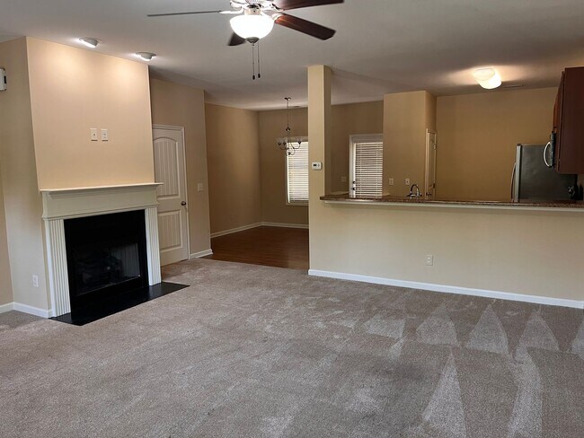 Building Photo - Lovely 3 Bedroom Townhouse in Raleigh!!