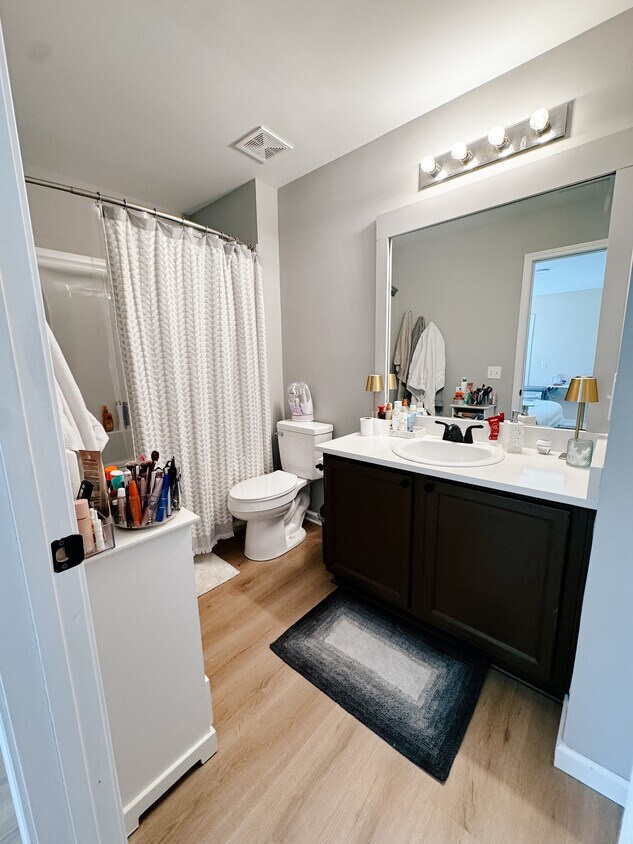 Foto del edificio - 215 Dillard Mill Dr