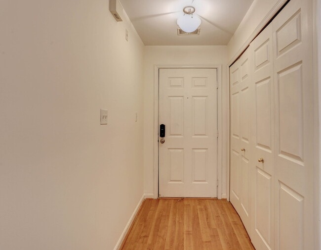 Building Photo - 2BD/2BA Delightfully Cozy Garden Condo in Columbia