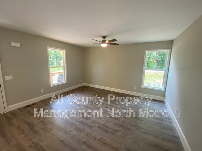 Building Photo - 5390 Valley Dr