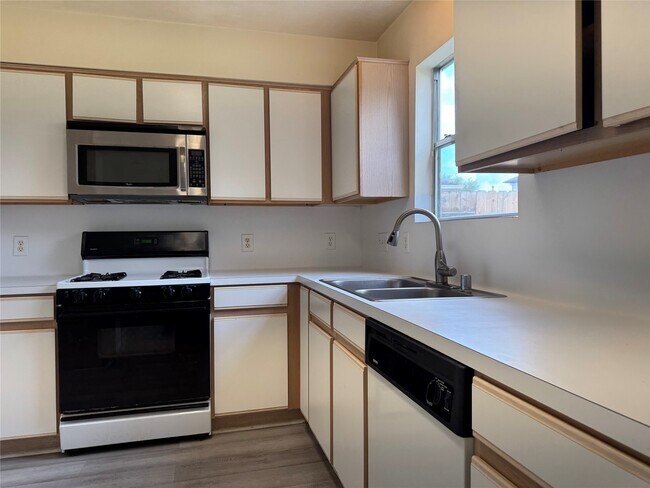 Foto del edificio - 8930 Aspen Pl Dr