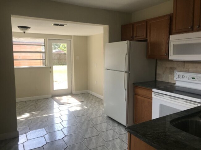 Building Photo - Charming 3 Bedroom, 2 Bathroom Home in the...
