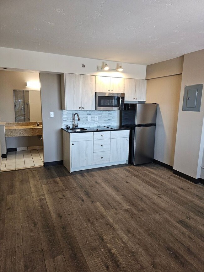 Building Photo - Remodeled Studio Apartments Near Memorial ...