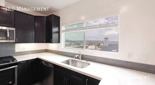 Building Photo - 1136 Fresno St