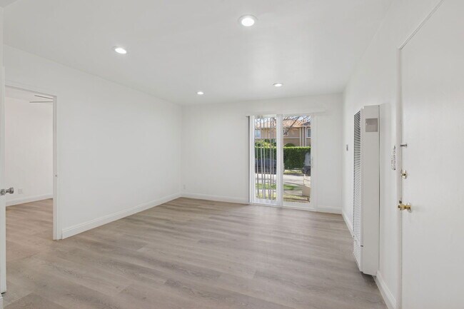 Building Photo - 337 Rexford Dr