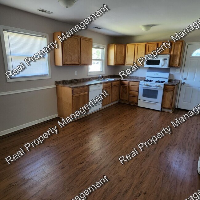 Building Photo - 3 Bedroom Hessville Ranch