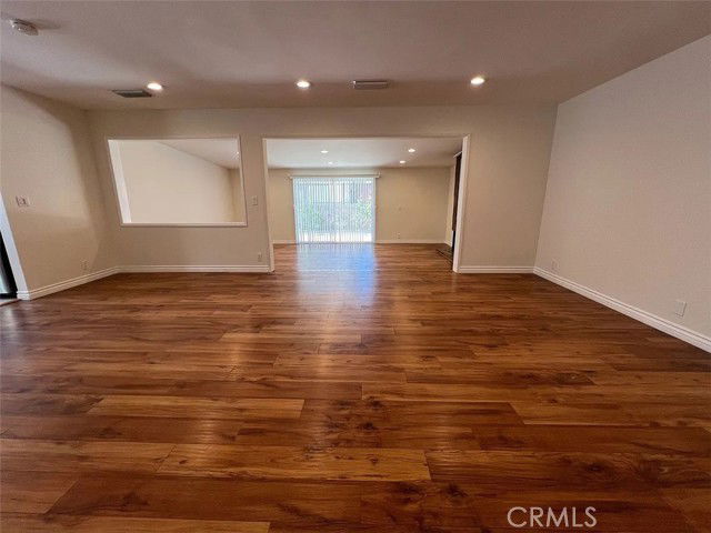 Foto del edificio - 9711 Hayvenhurst Ave