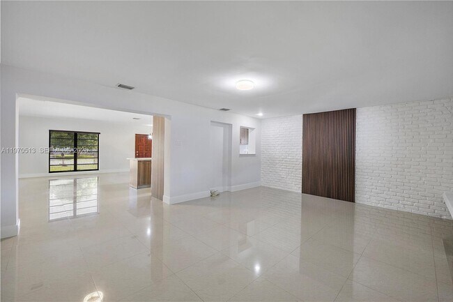 Foto del edificio - 3840 NW 176th St
