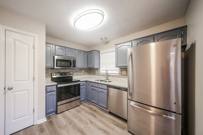 Building Photo - 6870 Dogwood Manor W