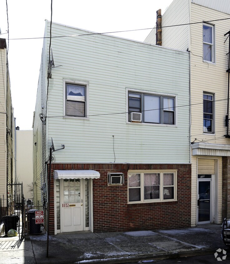 Primary Photo - 1102 West St