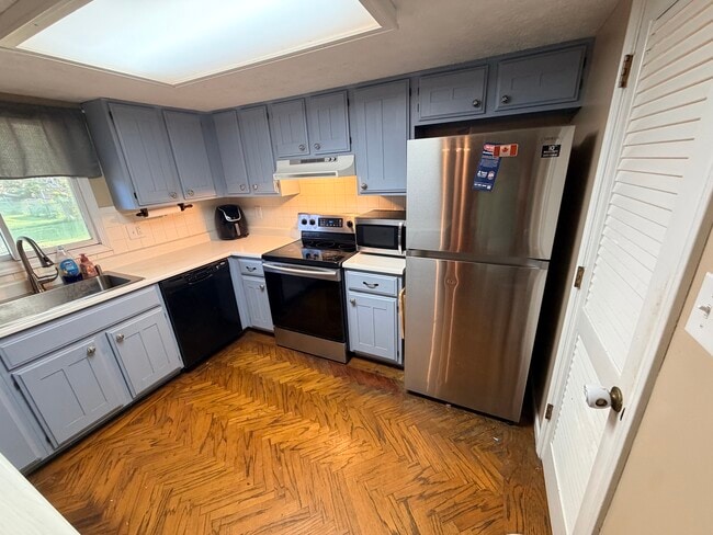 Building Photo - 548 Queenswood Dr