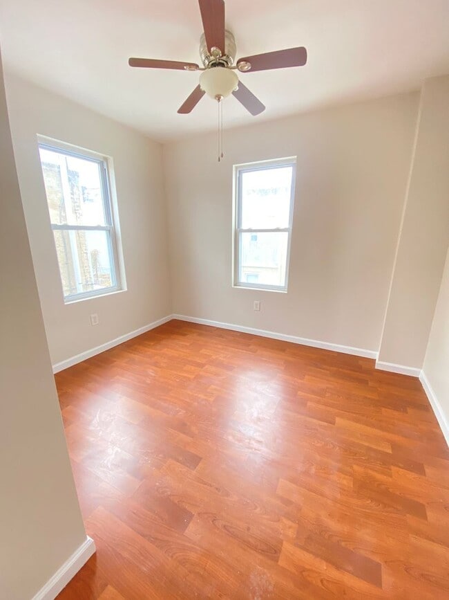 Building Photo - 3B1.5B Row House Available NOW in Fishtown