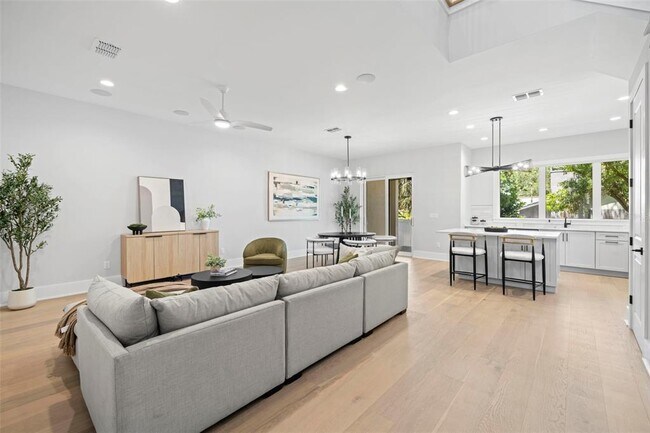 Building Photo - 218 N Hesperides St