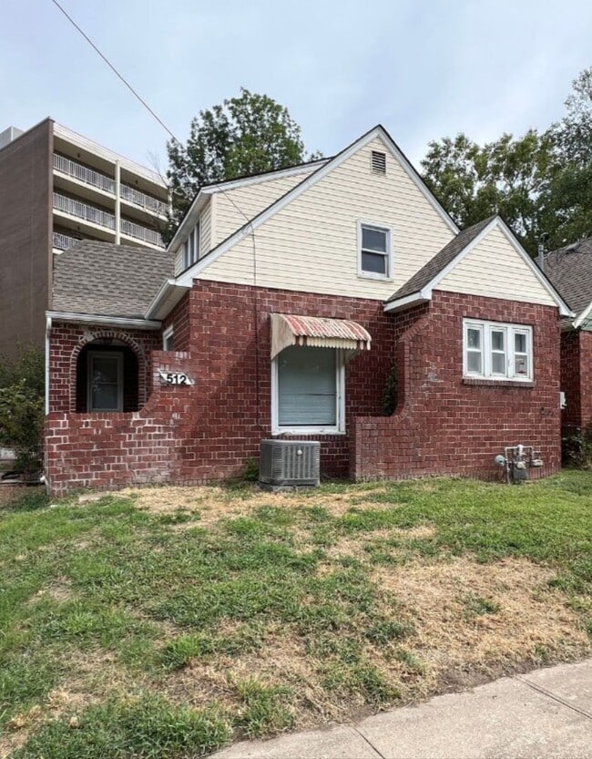 Building Photo - 512 W Walnut St