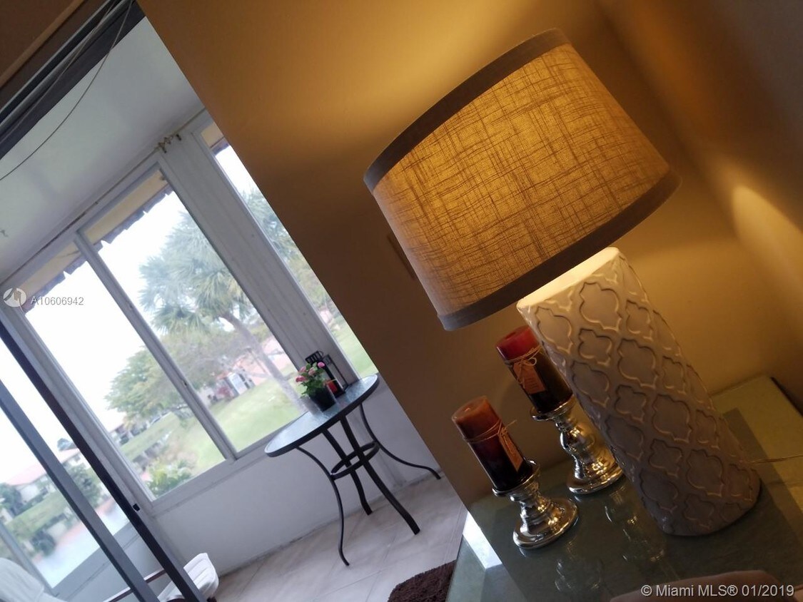 Foto principal - 155 Lake Evelyn Dr