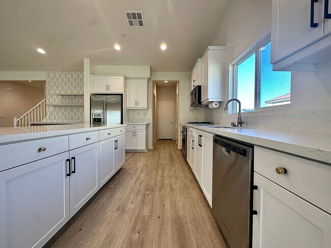Building Photo - AVAILABLE NOW!! 4 Bedroom 3 Bathroom Home ...