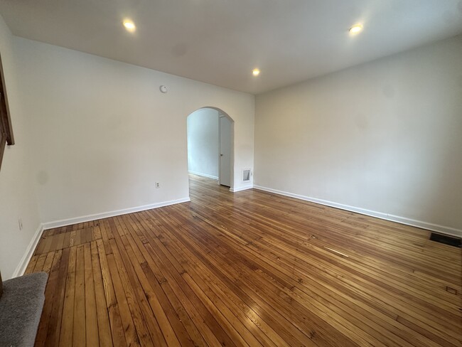 Building Photo - 613 Geddes St