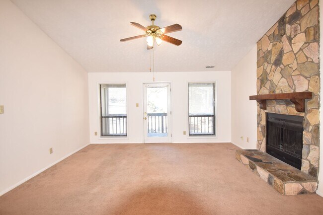 Foto del edificio - Coming Soon: 2 Bedroom and 2 Bath Condo (N...