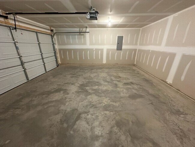Foto del edificio - Ready to View Now! New construction 4 bed,...