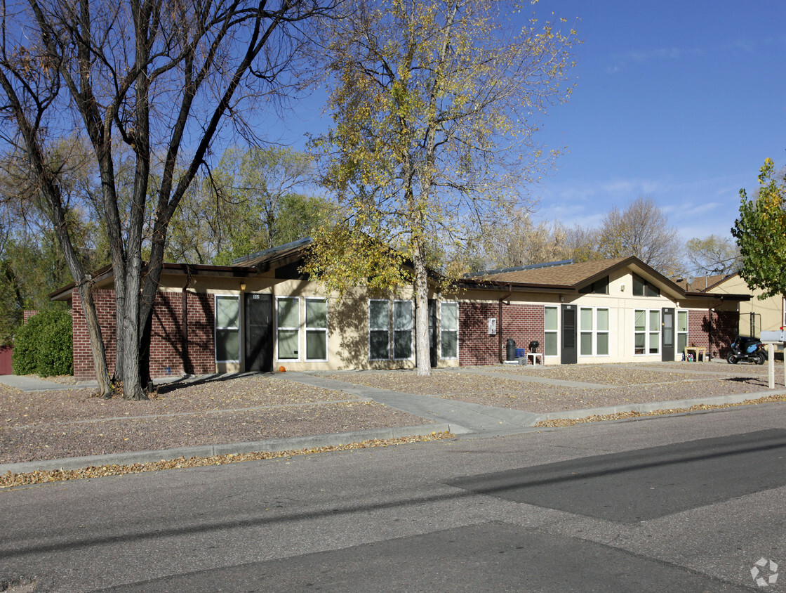 Primary Photo - 2640 E Monument St