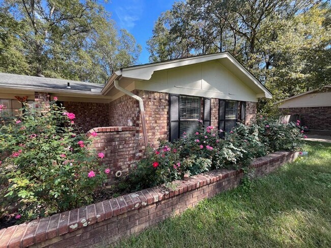 Foto del edificio - 16 Eastwood Dr