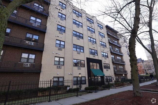 Building Photo - 448 W Barry Ave