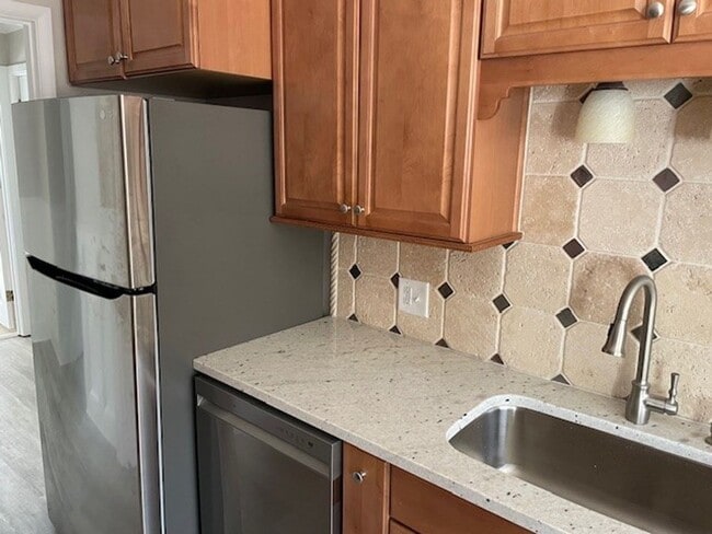 Building Photo - 104 Laurel Court - RECENTLY RENOVATED! All...