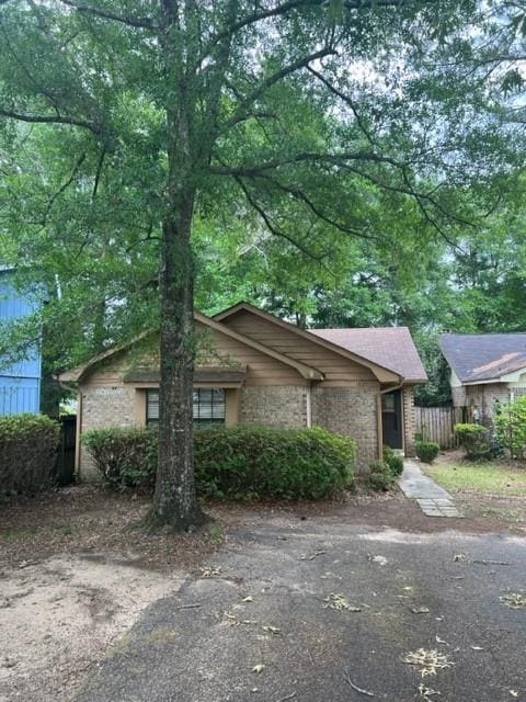 Building Photo - 1827 Spring Brook Ct