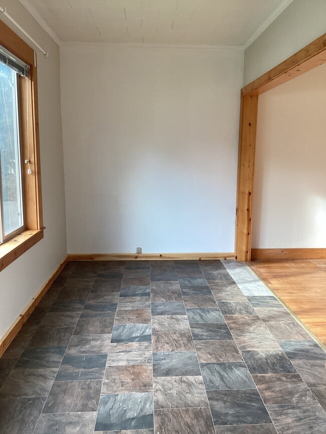 Building Photo - 442 NE 1st St