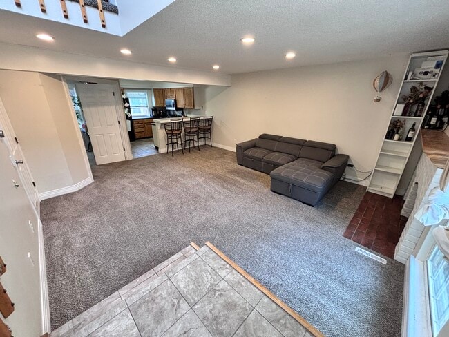 Building Photo - 2052 S Helena St