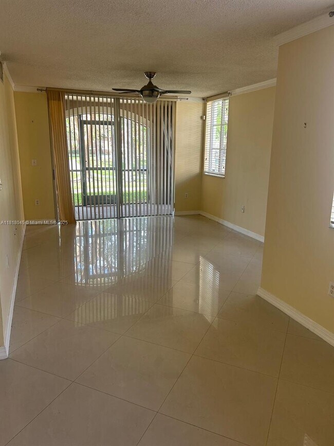 Foto del edificio - 4812 N State Rd 7