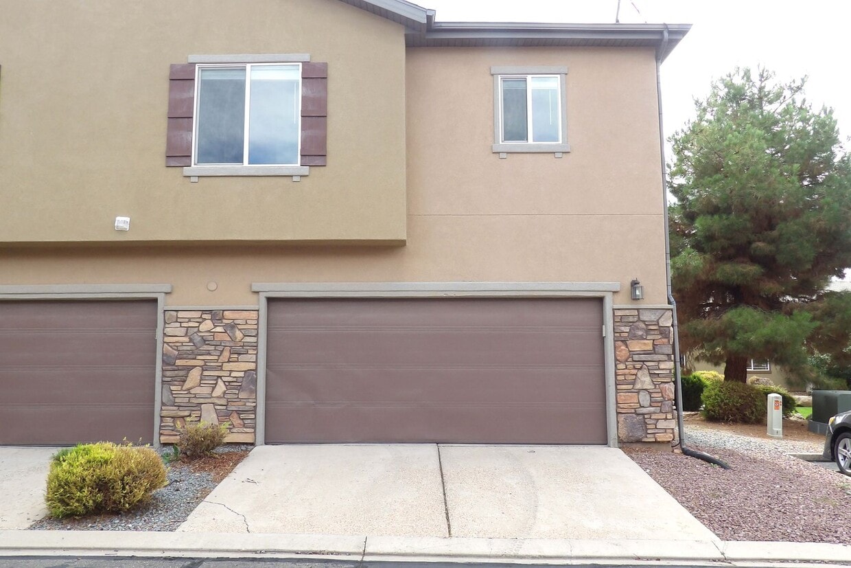 Primary Photo - Pet Friendly 2 Bedroom Cedar Crossing Town...
