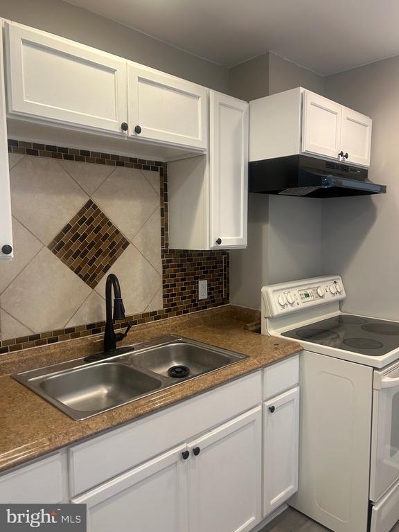 Building Photo - 1705 N Mount St