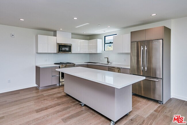 Foto del edificio - 328 N Maple Dr