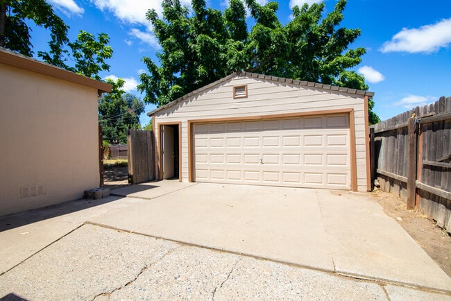 Foto del edificio - ALF OFF One Month’s Rent! Updated 3BR Home with Garage & Yard – Prime Sacramento Location