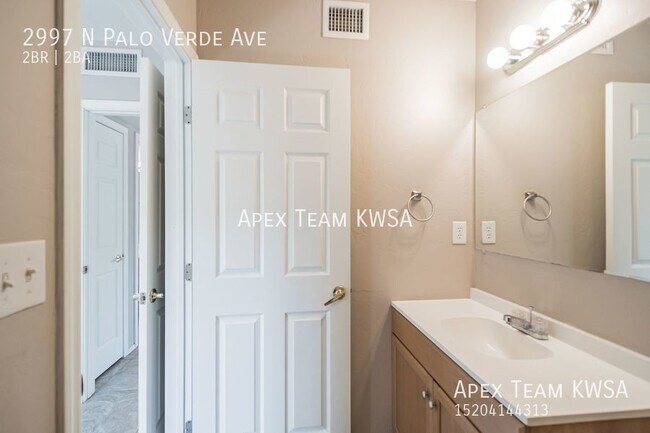 Building Photo - $1295- Beautiful 2 Bed / 2 bath Duplex Uni...