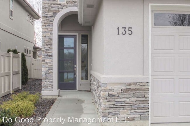 Building Photo - 3 br, 2.5 bath House - 135 W Floating Feat...