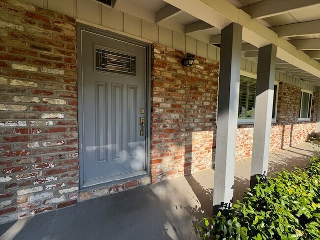 Building Photo - Beautifully updated single level home in N...