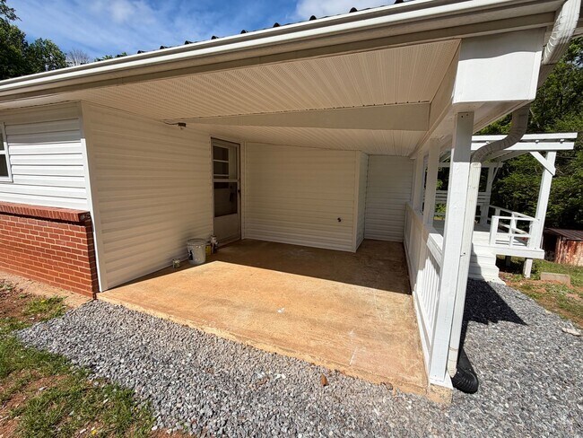 Foto del edificio - Hamptonville - HWY 901 - 3 Bedroom/ 1 Bathroom