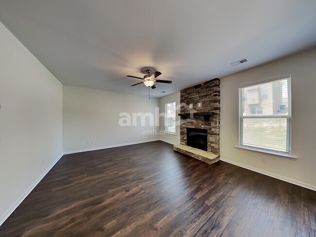 Building Photo - 1522 Balvaird Dr SE
