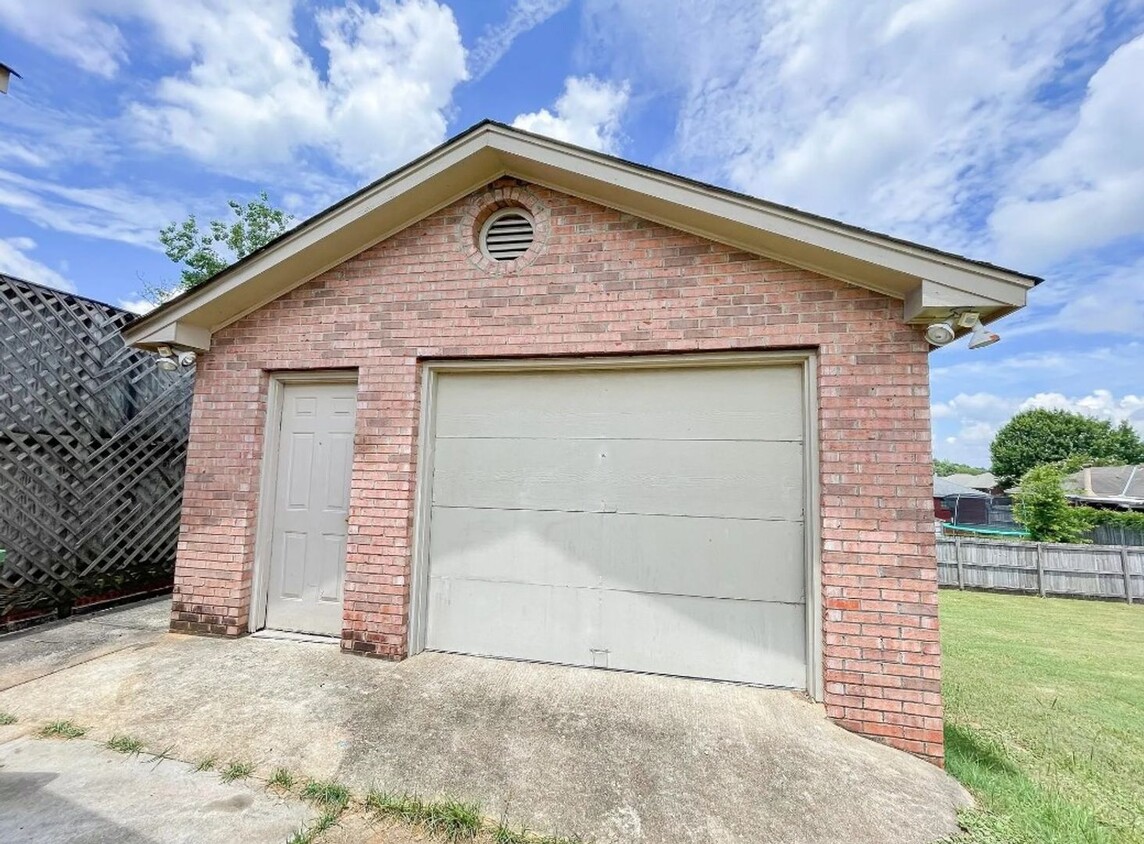 Building Photo - What a great garage!