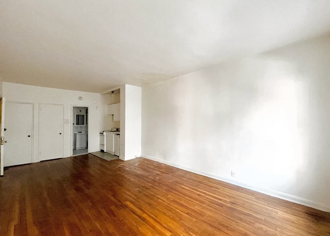 Building Photo - 942 1st Ave