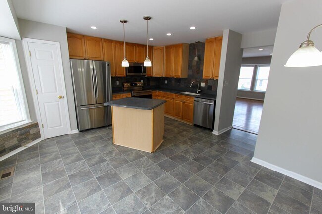 Building Photo - 16 Crabapple Ct