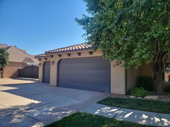 Building Photo - Gorgeous 6 Bedroom Home in Washington!